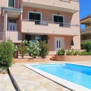 apartments-lara-luka.hotelinzadar.com/